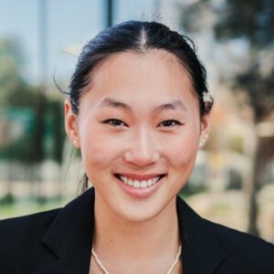 Kobieta ktora się uśmiecha